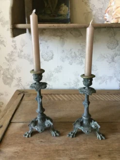 Lot de 2 bougeoirs anciens en régule
