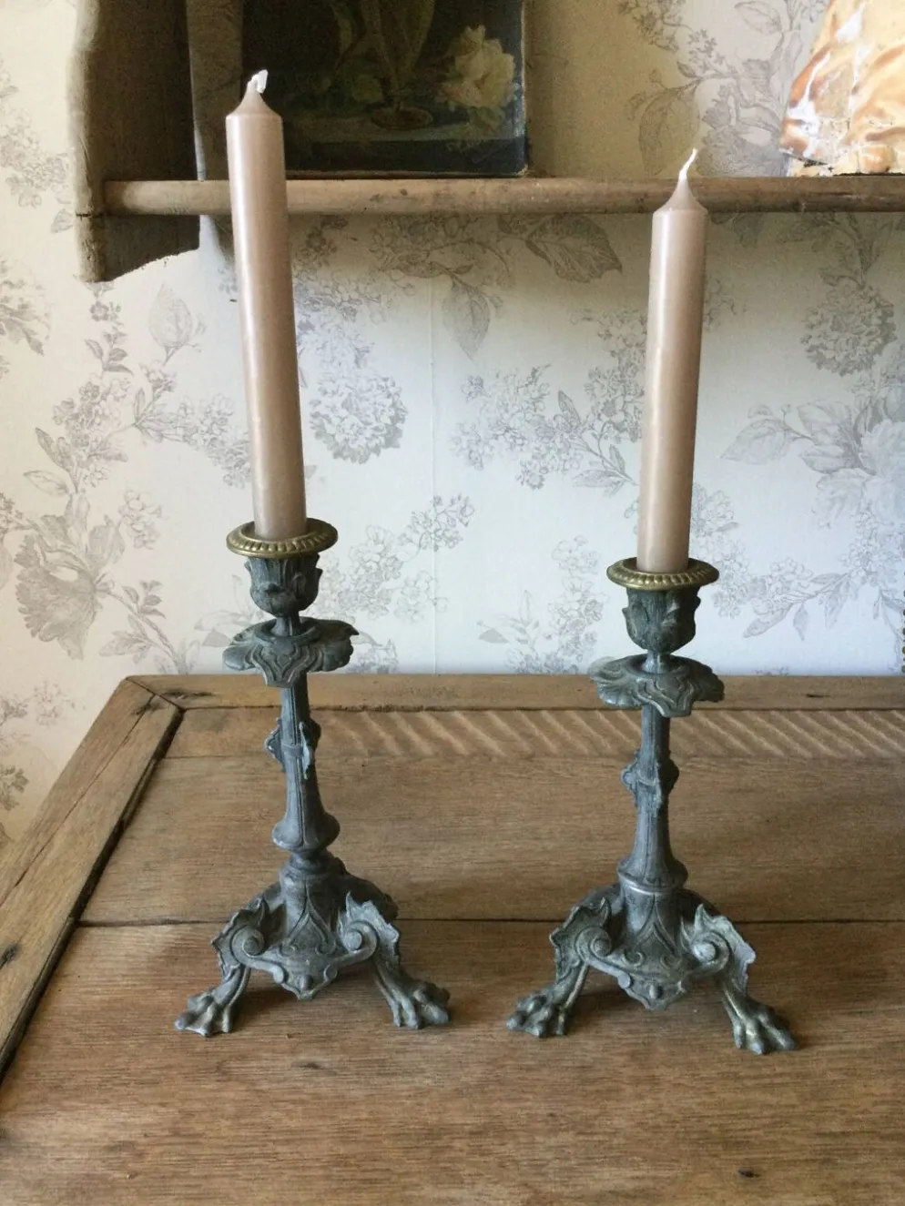 Lot de 2 bougeoirs anciens en régule