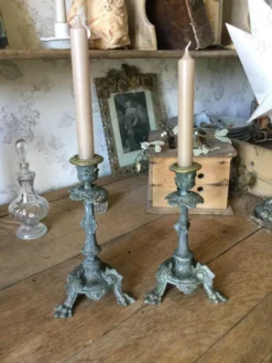 Lot de 2 bougeoirs anciens en régule