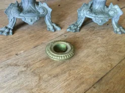 Lot de 2 bougeoirs anciens en régule