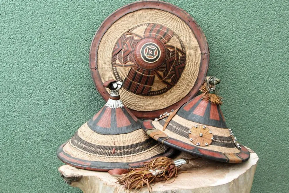 Lot de 3 chapeaux de paille et cuir, peuple Peul, Mali