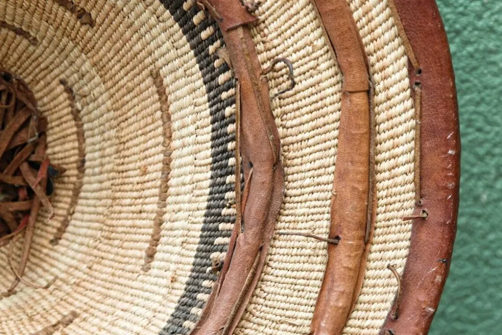 Lot de 3 chapeaux de paille et cuir, peuple Peul, Mali