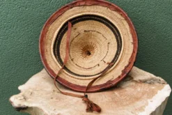 Lot de 3 chapeaux de paille et cuir, peuple Peul, Mali