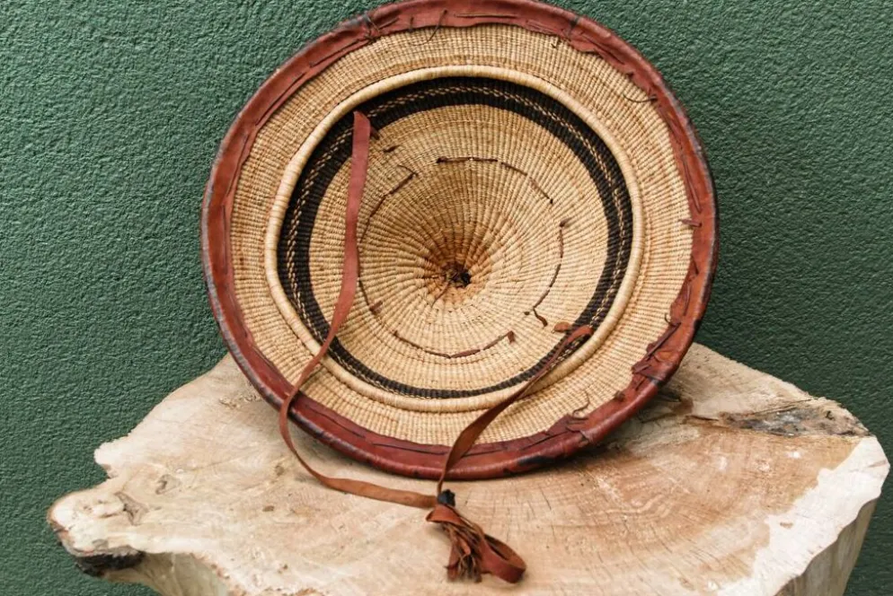 Lot de 3 chapeaux de paille et cuir, peuple Peul, Mali