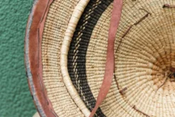 Lot de 3 chapeaux de paille et cuir, peuple Peul, Mali