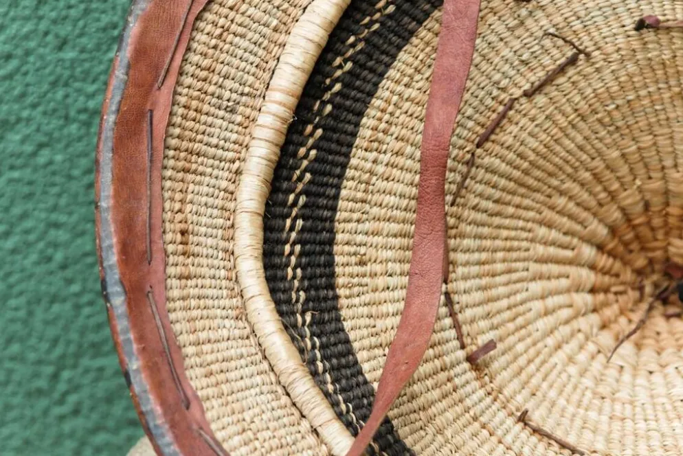 Lot de 3 chapeaux de paille et cuir, peuple Peul, Mali