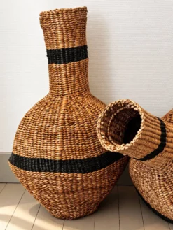 Lot de deux paniers-jarres tressés en fibres naturelles