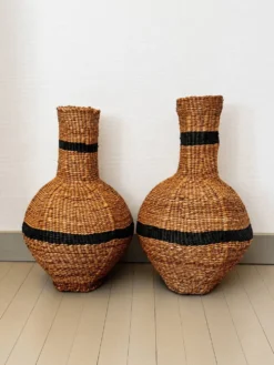 Lot de deux paniers-jarres tressés en fibres naturelles