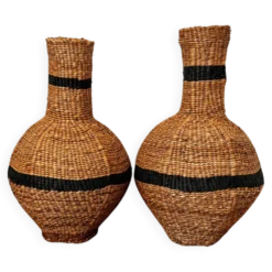 Lot de deux paniers-jarres tressés en fibres naturelles