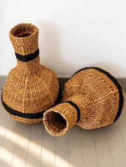 Lot de deux paniers-jarres tressés en fibres naturelles