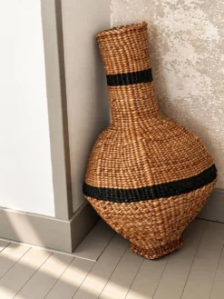 Lot de deux paniers-jarres tressés en fibres naturelles