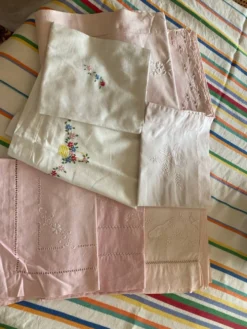 Lot de draps lit de bébé brodés