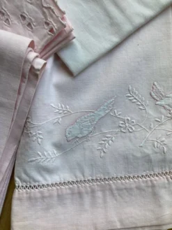 Lot de draps lit de bébé brodés