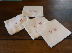 Lot de 4 grandes serviettes en lin monogramme brodé colori blanc
