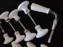 Lot de 14 poignées ovales + 1 béquille porcelaine