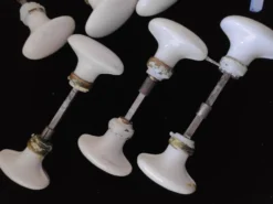 Lot de 14 poignées ovales + 1 béquille porcelaine