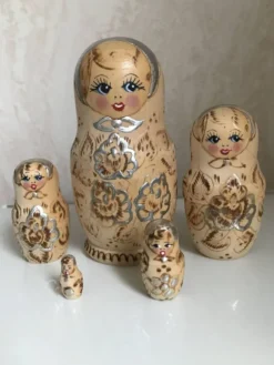 Lot de poupées en bois