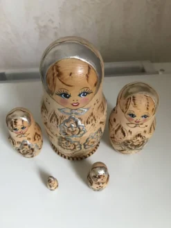 Lot de poupées en bois