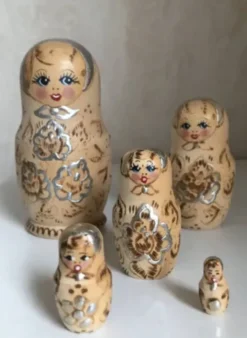 Lot de poupées en bois