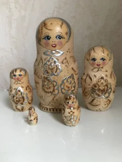 Lot de poupées en bois
