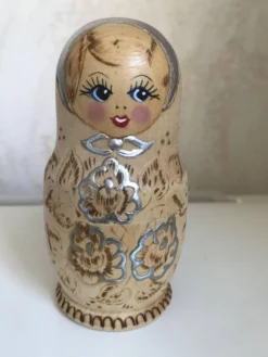 Lot de poupées en bois