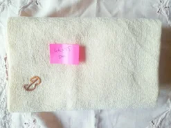 Lot de 4 serviettes anciennes brodées et teintes à la main
