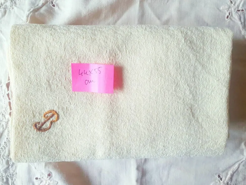Lot de 4 serviettes anciennes brodées et teintes à la main