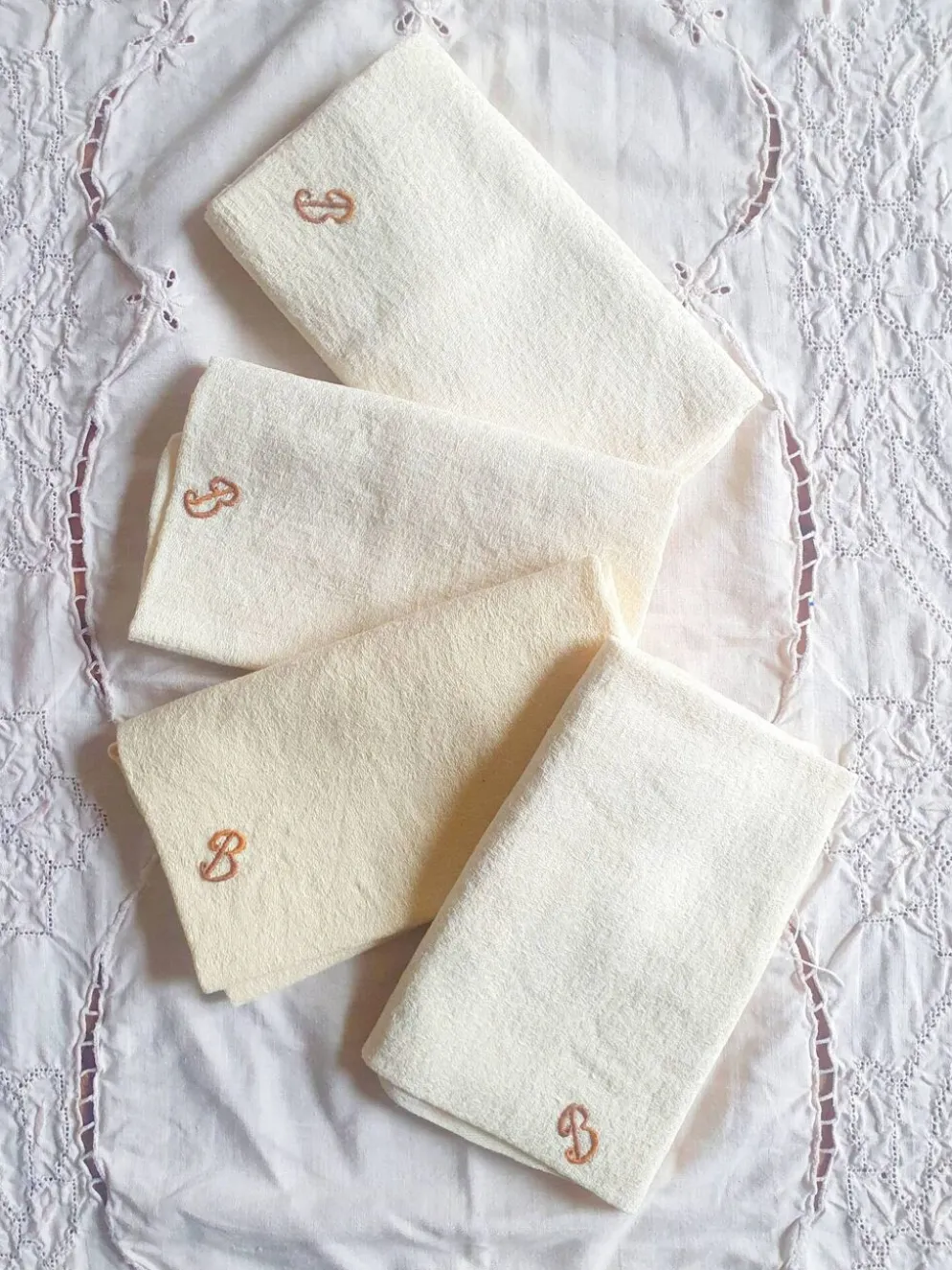 Lot de 4 serviettes anciennes brodées et teintes à la main