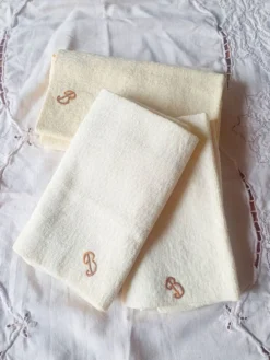 Lot de 4 serviettes anciennes brodées et teintes à la main