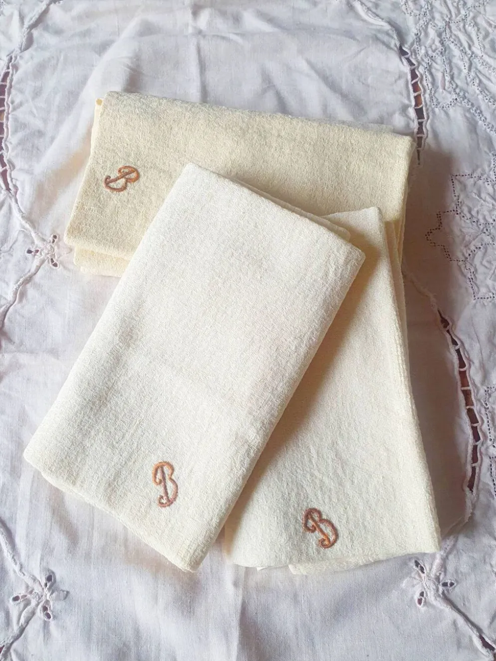Lot de 4 serviettes anciennes brodées et teintes à la main