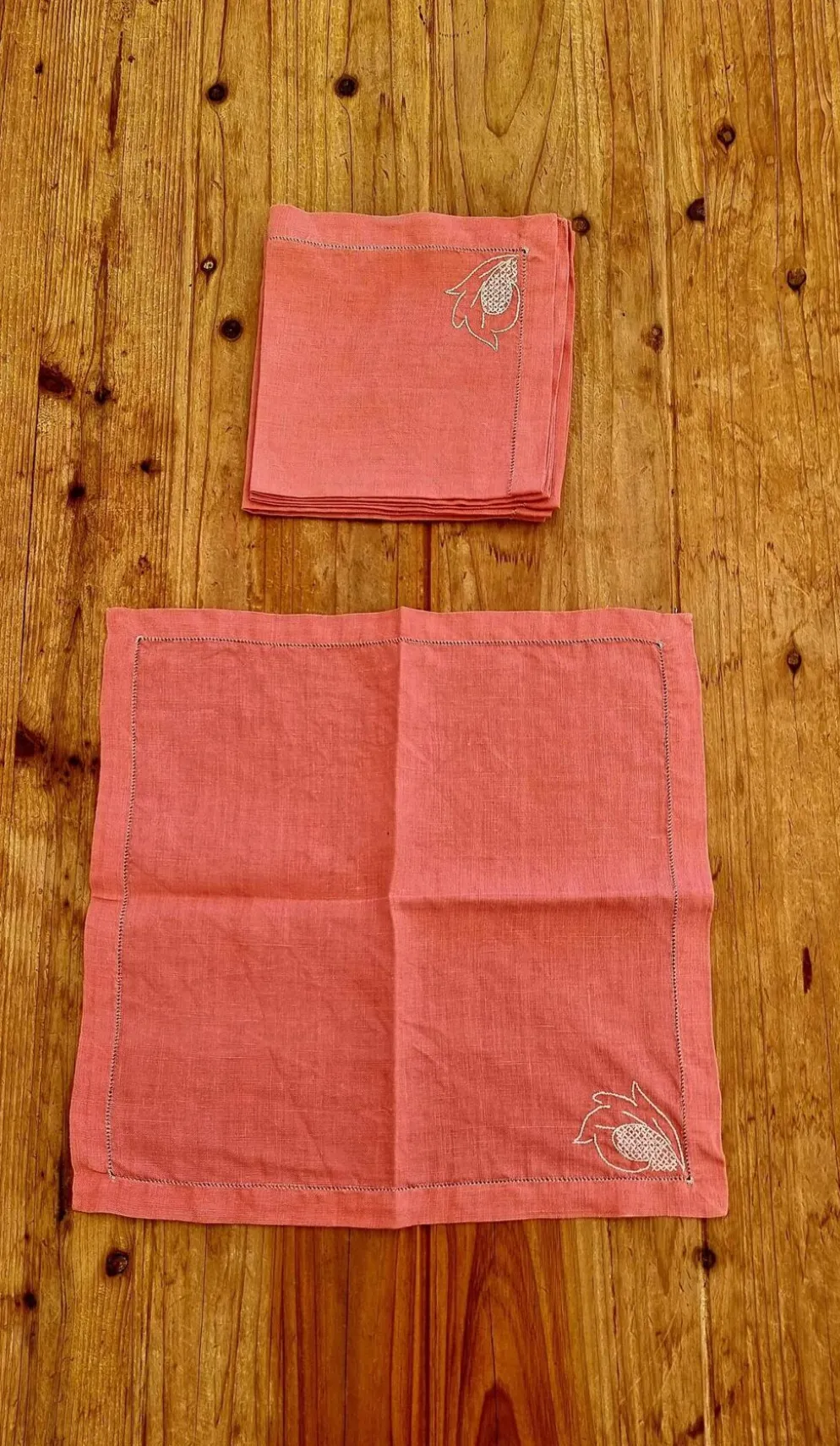 Lot de 4 serviettes de table roses brodées
