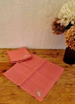 Lot de 4 serviettes de table roses brodées