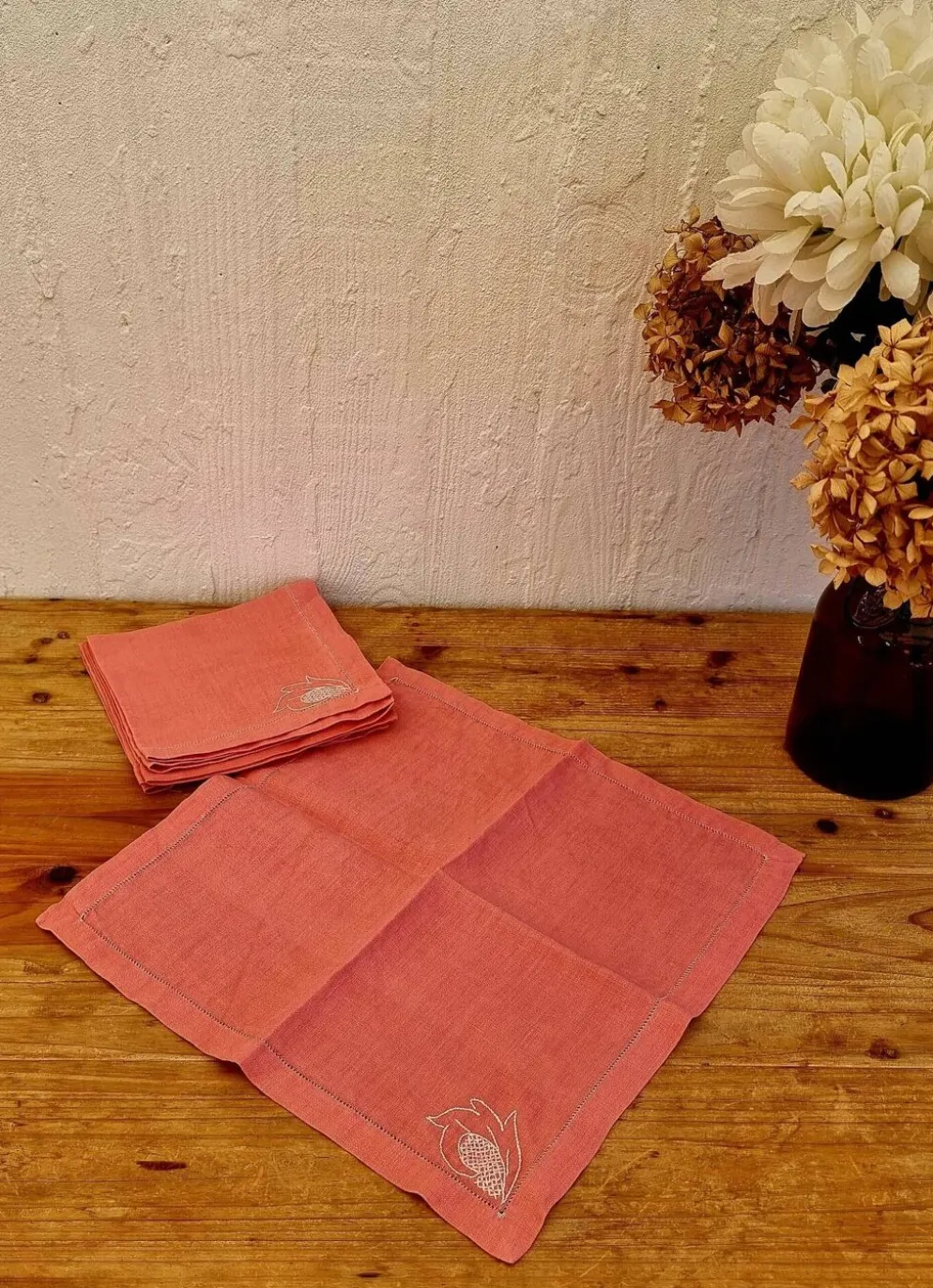 Lot de 4 serviettes de table roses brodées
