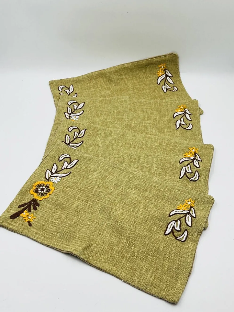 Lot de 4 sets de table vintage brodés en toile de jute