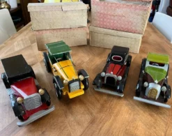 Lot de 4 voitures anciennes en bois