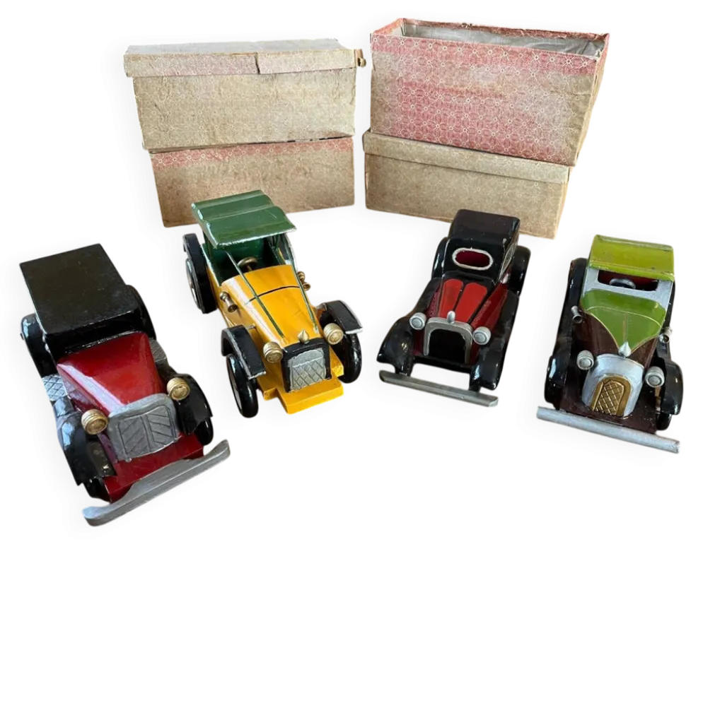 Lot de 4 voitures anciennes en bois