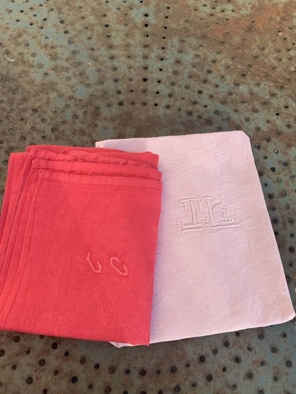 Lot duo, compose de deux grandes serviettes en coton et lin teintées rose, brodées, monogrammes TK