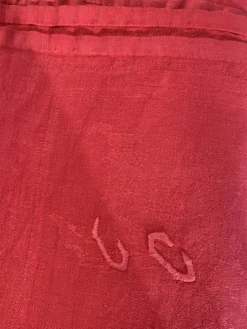 Lot duo, compose de deux grandes serviettes en coton et lin teintées rose, brodées, monogrammes TK
