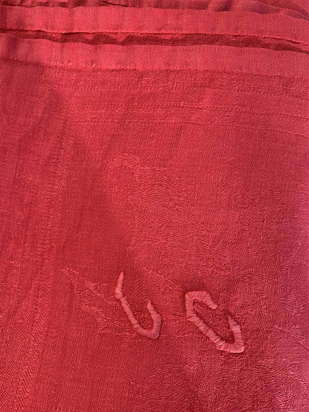 Lot duo, compose de deux grandes serviettes en coton et lin teintées rose, brodées, monogrammes TK