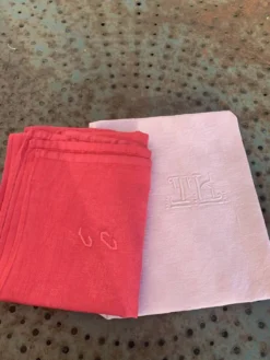 Lot duo, compose de deux grandes serviettes en coton et lin teintées rose, brodées, monogrammes TK
