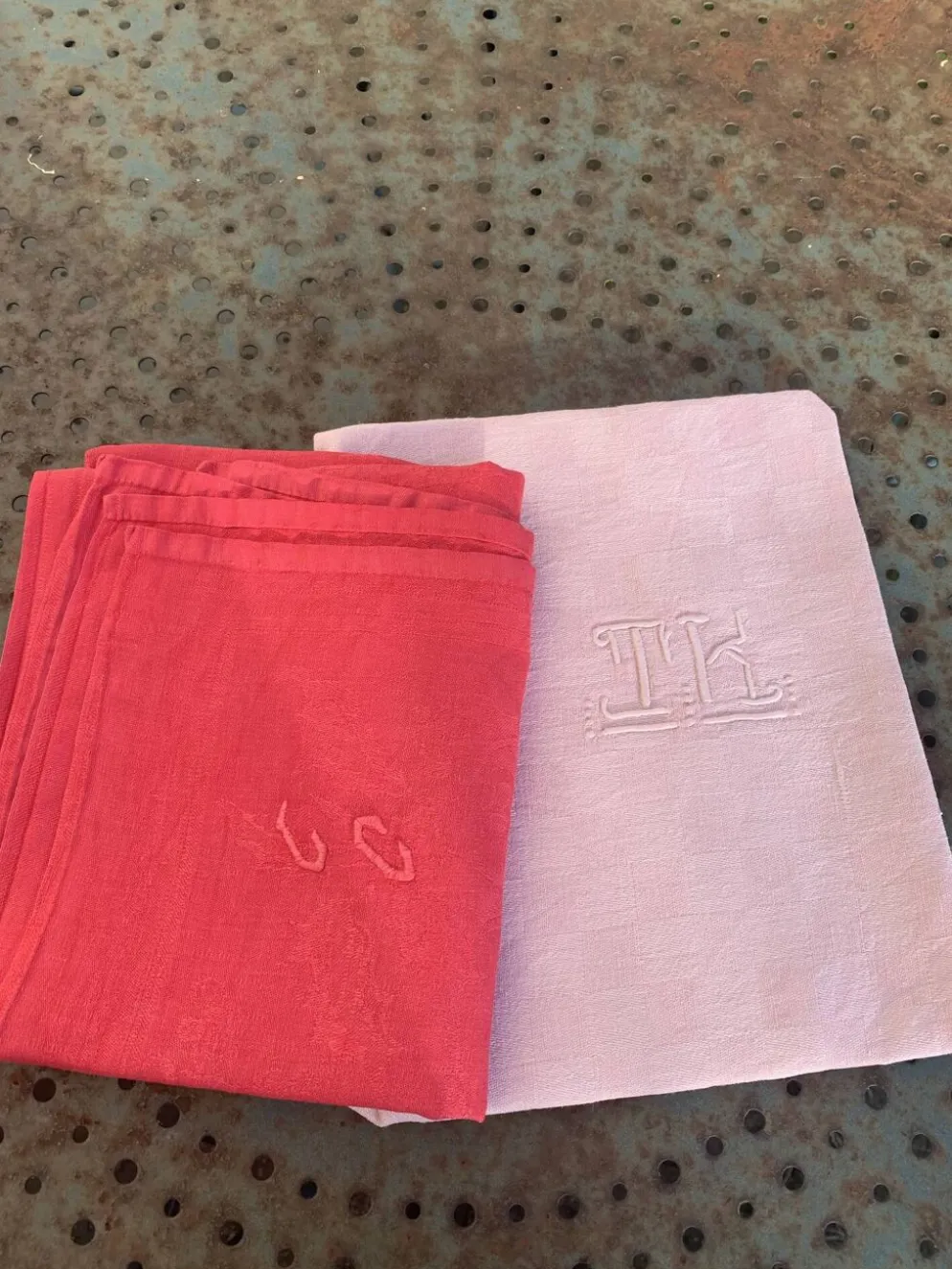 Lot duo, compose de deux grandes serviettes en coton et lin teintées rose, brodées, monogrammes TK