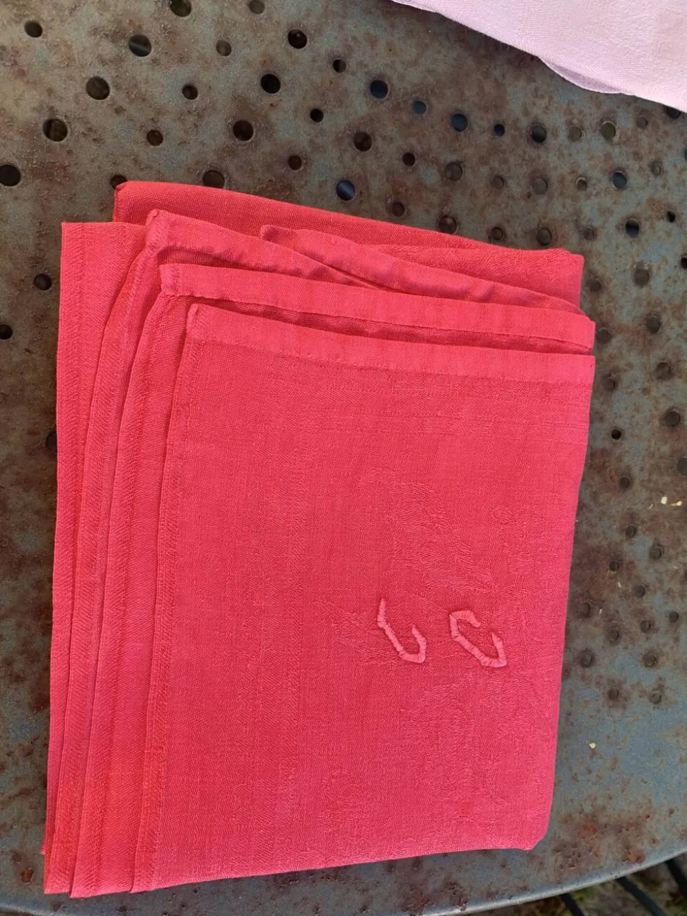 Lot duo, compose de deux grandes serviettes en coton et lin teintées rose, brodées, monogrammes TK