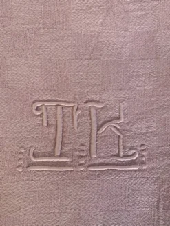 Lot duo, compose de deux grandes serviettes en coton et lin teintées rose, brodées, monogrammes TK