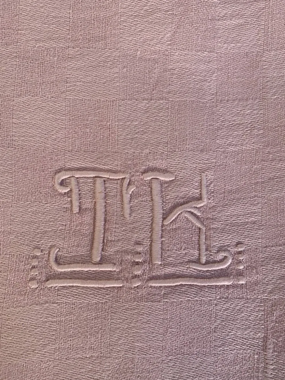 Lot duo, compose de deux grandes serviettes en coton et lin teintées rose, brodées, monogrammes TK