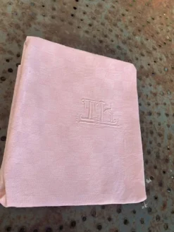 Lot duo, compose de deux grandes serviettes en coton et lin teintées rose, brodées, monogrammes TK