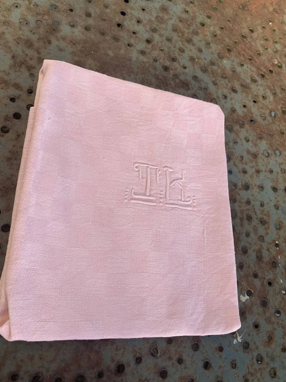 Lot duo, compose de deux grandes serviettes en coton et lin teintées rose, brodées, monogrammes TK