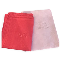 Lot duo, compose de deux grandes serviettes en coton et lin teintées rose, brodées, monogrammes TK