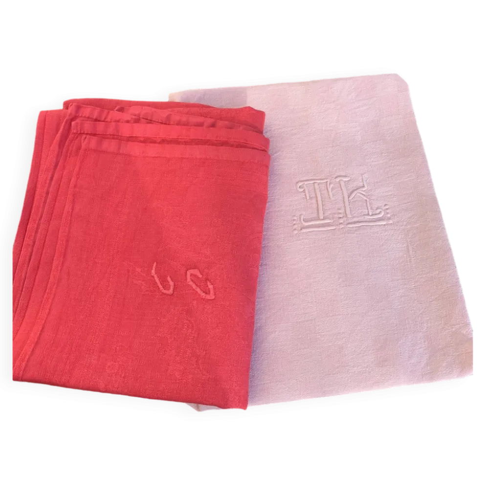 Lot duo, compose de deux grandes serviettes en coton et lin teintées rose, brodées, monogrammes TK