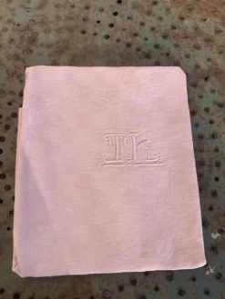 Lot duo, compose de deux grandes serviettes en coton et lin teintées rose, brodées, monogrammes TK