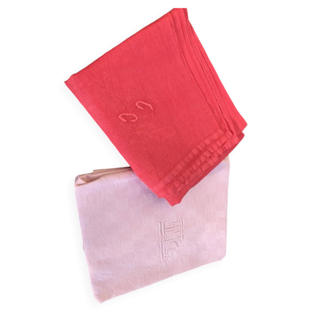 Lot duo, compose de deux grandes serviettes en coton et lin teintées rose, brodées, monogrammes TK